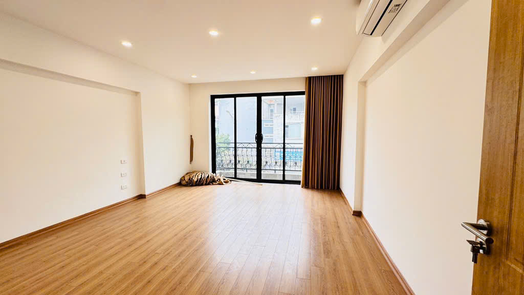 Mặt Phố Kim Đồng 55m2 5 tầng Vỉa vè Rộng - Kinh doanh sầm uất ngày và đêm